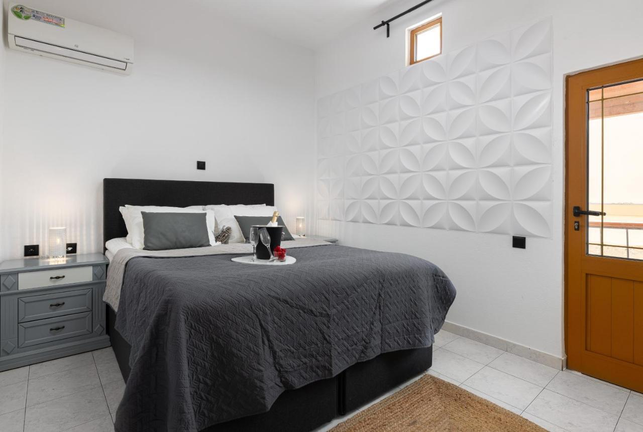 A Unique 3-4 Bedrooms House In Old Town