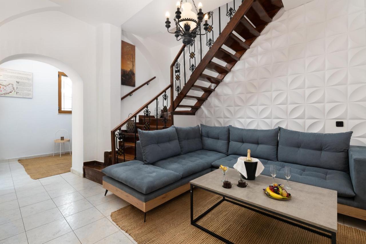 A Unique 3-4 Bedrooms House In Old Town *